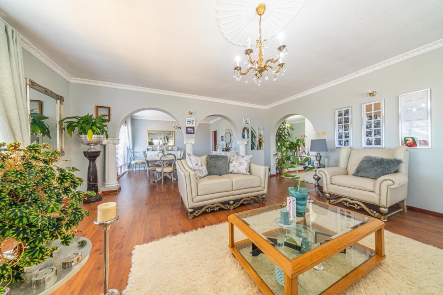 To Let 5 Bedroom Property for Rent in Loevenstein Western Cape
